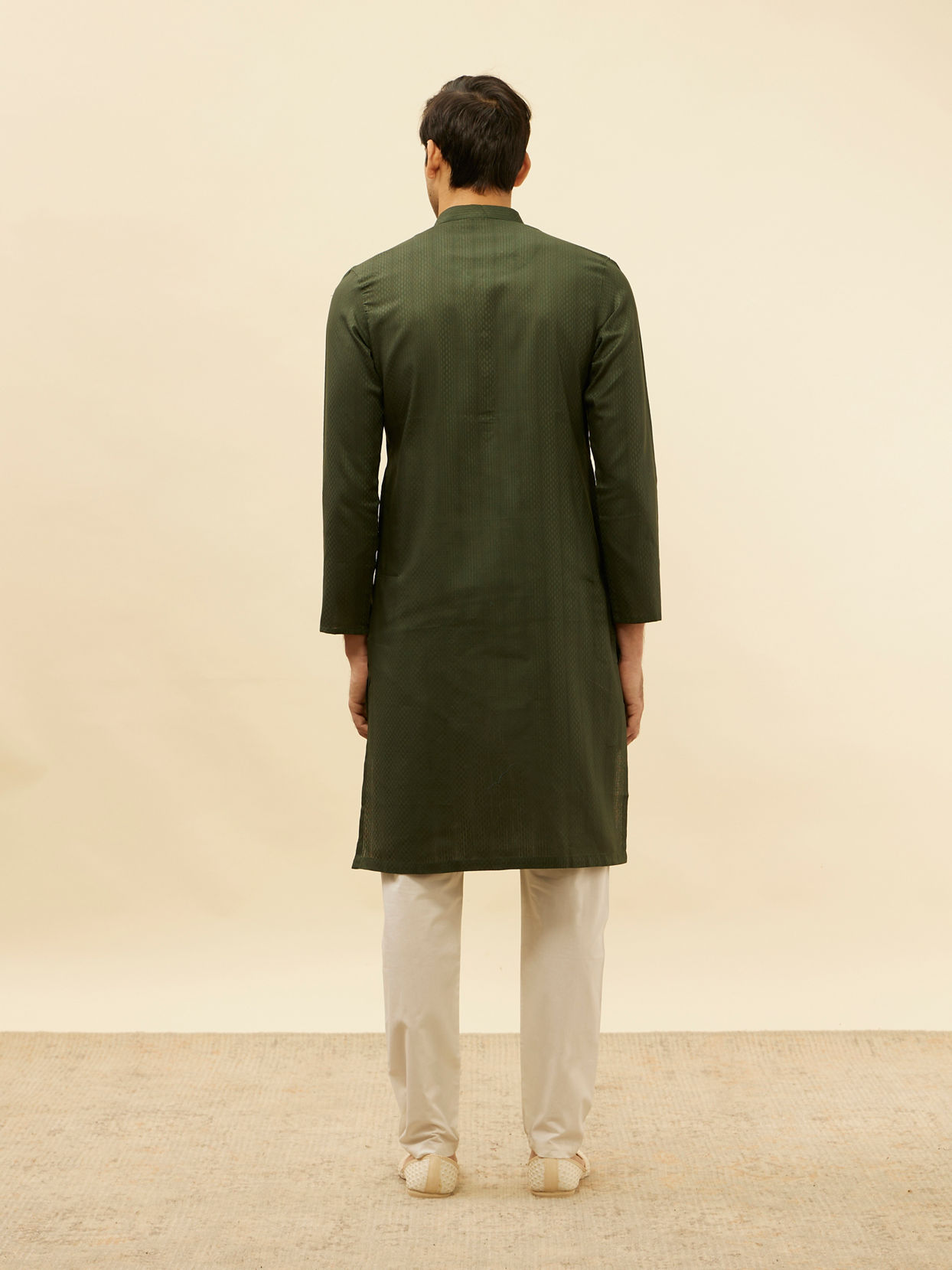 alt message - Manyavar Men Dark Green Self Patterned Kurta Set image number 5